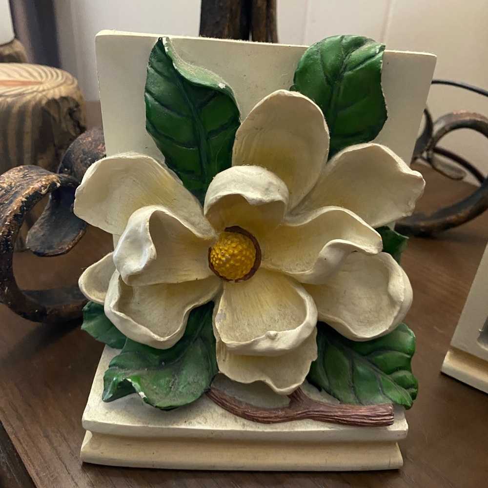 Magnolia book ends